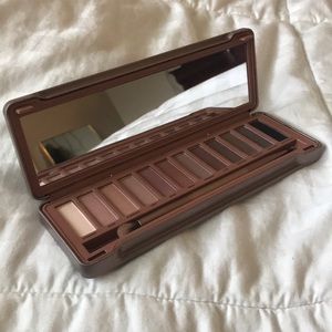 Urban Decay Naked 3 eye shadow palette